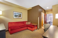 Common Space La Quinta Inn & Suites by Wyndham Boone University