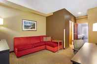 Ruang untuk Umum La Quinta Inn & Suites by Wyndham Boone University