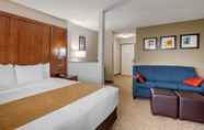 Bedroom 4 Comfort Suites Speedway - Kansas City