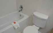 Toilet Kamar 6 Airport Inn Flint