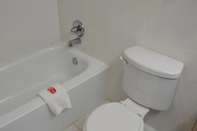 In-room Bathroom Airport Inn Flint