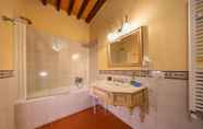 In-room Bathroom 5 Villa Borgo San Pietro