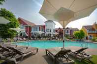 Swimming Pool Estrimont Suites & Spa