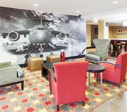 Lobby 7 La Quinta Inn & Suites by Wyndham Warner Robins - Robins AFB