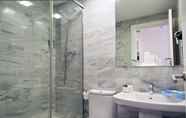 In-room Bathroom 2 Bcn Urbaness Del Comte