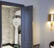 In-room Bathroom 6 Hotel Lumen Paris Louvre