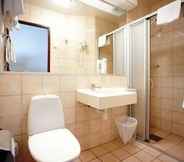 In-room Bathroom 5 Best Western Ta Inn Hotel