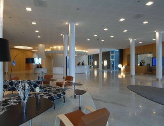 Lobby 2 Hilton Helsinki Airport