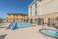 Hồ bơi La Quinta Inn & Suites by Wyndham Granbury