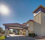 Exterior 2 La Quinta Inn & Suites by Wyndham Granbury