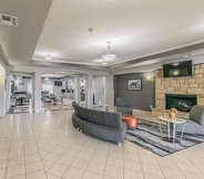 Lobby 5 La Quinta Inn & Suites by Wyndham Granbury