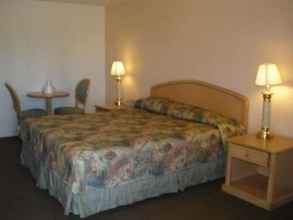 Bedroom 4 Kings Inn Motel
