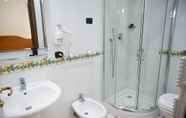In-room Bathroom 2 Villa Le Zagare Relais & SPA