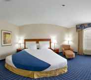ห้องนอน 6 Holiday Inn Express & Suites Belleville, an IHG Hotel