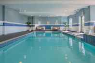 สระว่ายน้ำ Holiday Inn Express & Suites Belleville, an IHG Hotel