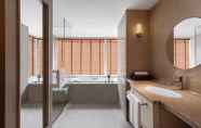 In-room Bathroom 5 Courtyard by Marriott Bangkok