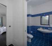 In-room Bathroom 7 Baia D'Oro Hotel