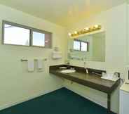 In-room Bathroom 7 Americas Best Value Inn Red Bluff