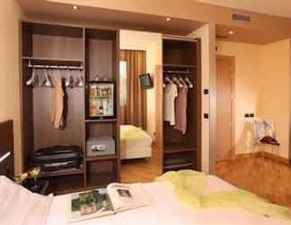 Bedroom 2 Hotel & Spa Villa Mercede