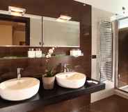 In-room Bathroom 7 Hotel & Spa Villa Mercede
