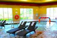 Kolam Renang Holiday Inn Express And Suites Milwaukee Nw Park Place, an IHG Hotel