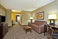 Ruang Umum Holiday Inn & Suites Green Bay Stadium, an IHG Hotel