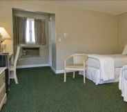 Bedroom 4 Monticello Inn Framingham