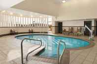 Swimming Pool Country Inn & Suites by Radisson, Potomac Mills Woodbridge, VA