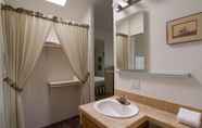 In-room Bathroom 3 Arden Acres Executive Suites and Cottages