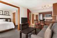 Bedroom Embassy Suites Montréal by Hilton