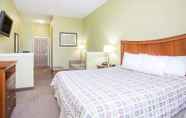 Bedroom 5 Days Inn & Suites by Wyndham Swainsboro