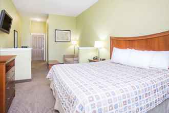 Bedroom 4 Days Inn & Suites by Wyndham Swainsboro