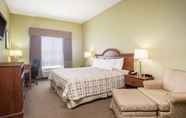 Bedroom 4 Days Inn & Suites by Wyndham Swainsboro