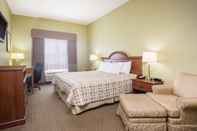 Bedroom Days Inn & Suites by Wyndham Swainsboro