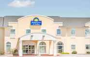 Exterior 2 Days Inn & Suites by Wyndham Swainsboro