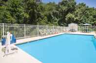 Swimming Pool Days Inn & Suites by Wyndham Swainsboro