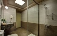 In-room Bathroom 6 Nihal Hotel