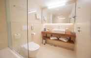 In-room Bathroom 3 Grand Hotel Bernardin