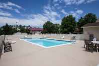 Swimming Pool The Mulberry Inn and Plaza at Fort Eustis