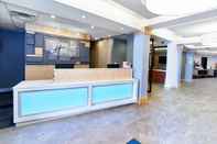 Lobby Holiday Inn Express Hotel & Suites Airport Dieppe, an IHG Hotel