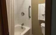 In-room Bathroom 7 Super 8 by Wyndham Midland