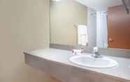 In-room Bathroom 4 Super 8 by Wyndham Midland