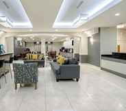 Lobi 3 La Quinta Inn & Suites by Wyndham Mercedes