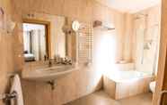 In-room Bathroom 6 Hotel Suites Feria de Madrid