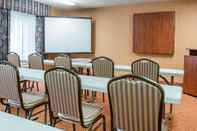 Functional Hall Quality Inn & Suites