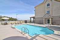 Swimming Pool Best Western California City Inn & Suites