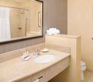 Toilet Kamar 7 Courtyard Marriott Paso Robles