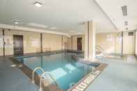 Swimming Pool Sandman Signature Toronto Airport Hotel