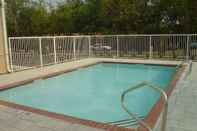 Swimming Pool La Quinta Inn & Suites by Wyndham Fort Smith
