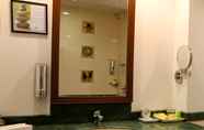 In-room Bathroom 4 Lemon Tree Hotel, Aurangabad